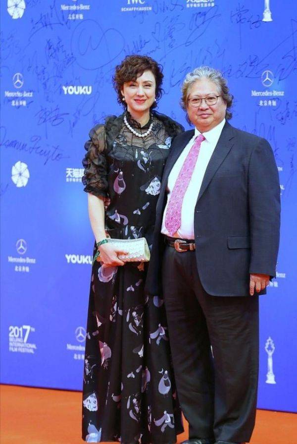 出圈 洪金宝混血老婆太惊艳，穿绿色连体裤配衬衫高贵又大气，美出圈了