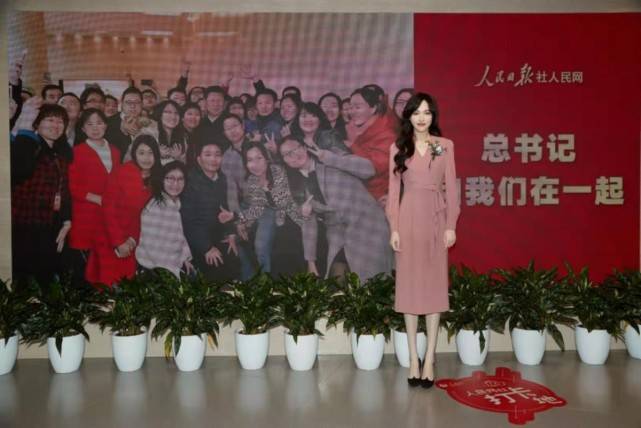 身材 唐嫣放下巨星架子！穿休闲装接女儿放学，娃才一岁多就到妈妈膝盖
