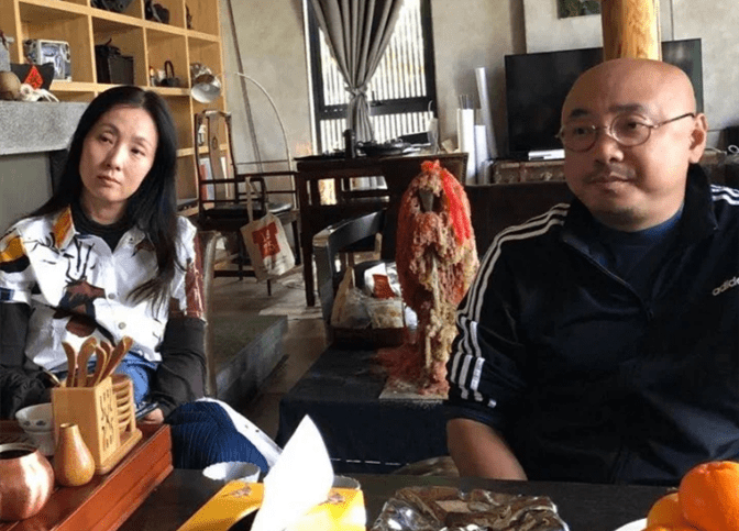 老公 陶虹夫妇出游，她穿衬衫裙纯素颜显真实年龄，胖嘟嘟老公笑成憨憨