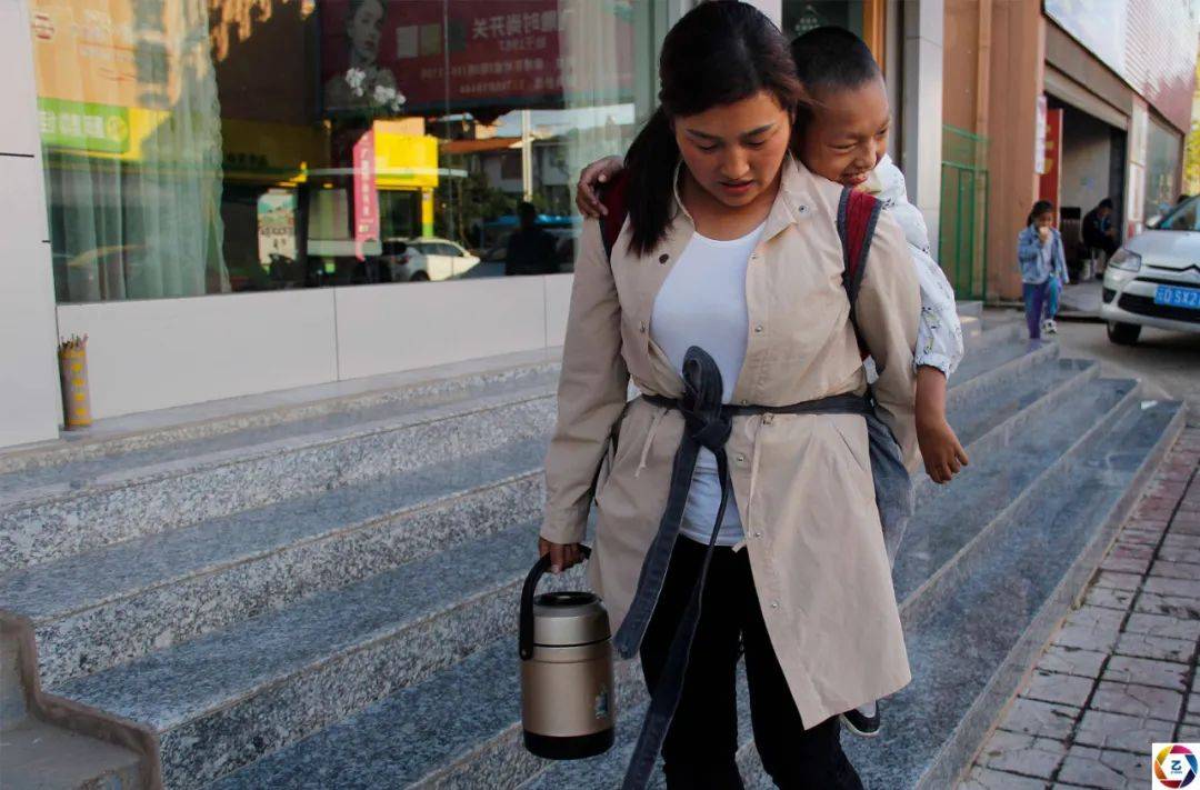 生活|16岁恋爱18岁生娃，女孩正畅想幸福，不料被孩子的诊断书打回现实