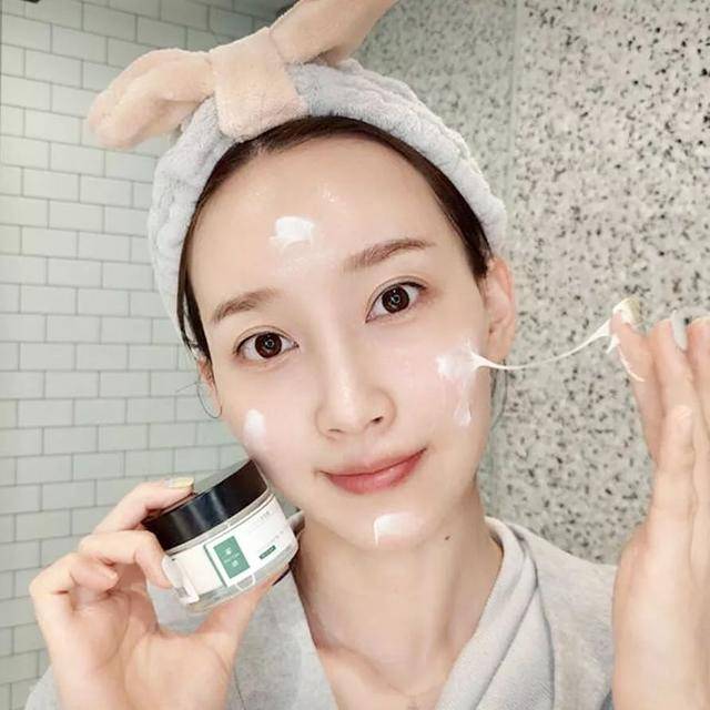 产品公认好用的“减龄面霜”，用后干燥细纹不见了，素颜也像化了妆