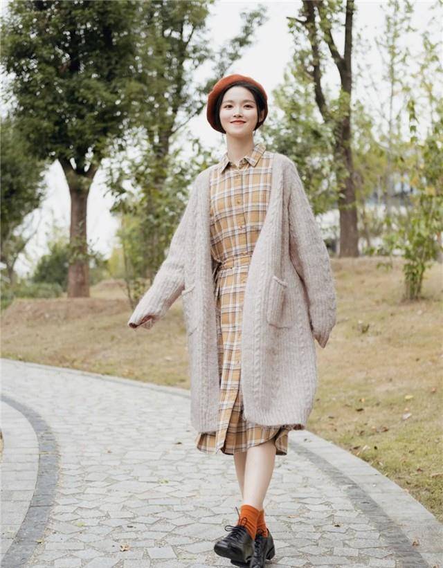 面料 今春流行的奶茶色“开衫”,温柔恬静又大方,尽情演绎气质淑女范
