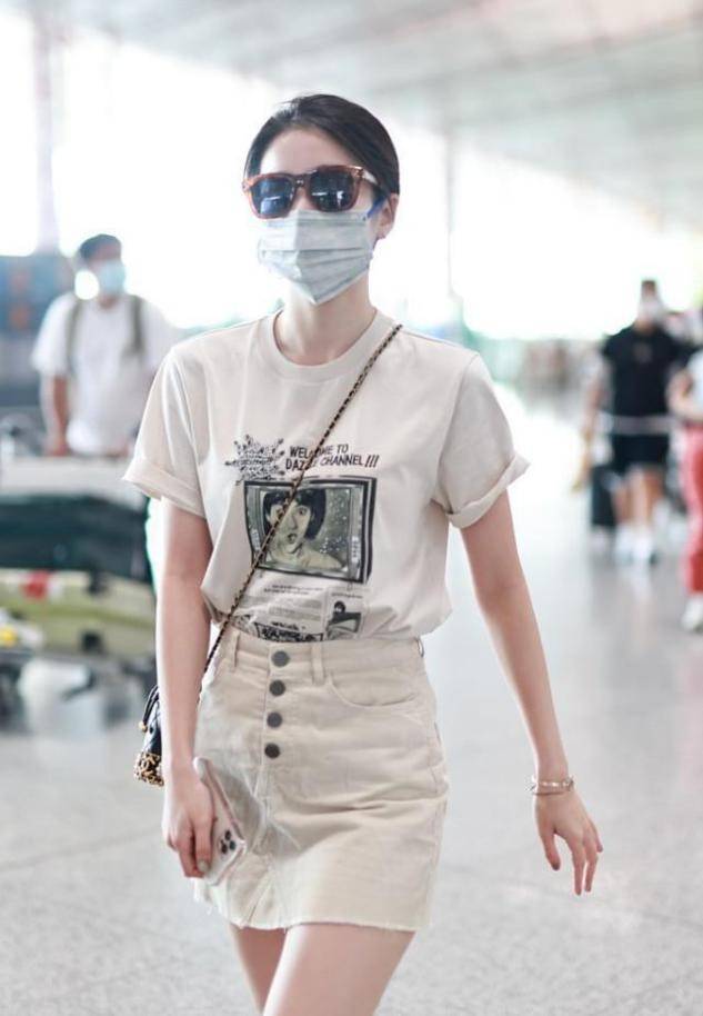 张雪迎 张雪迎：T恤的百搭风配牛仔裙或者短裤，显S型身材，时髦又减龄！