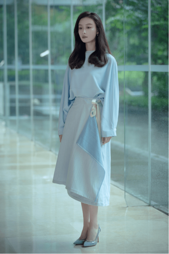 教科书 倪妮素颜游客照好清纯,气质太好了,“教科书式”穿搭不能错过