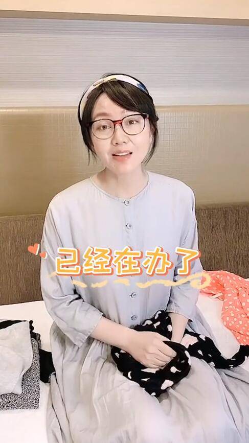 闫妮 闫妮生活照曝光，穿长裙戴头箍打扮甜美，50岁纯素颜比女儿还年轻