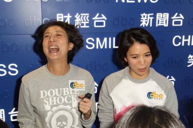风姿 长相和身材哪个重要，袁咏仪吴绮莉同穿休闲装，展现中年女性风姿
