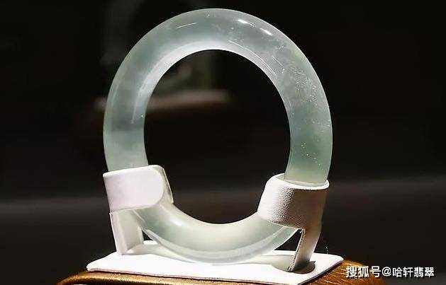 怎样挑选翡翠手镯比较好 f99726a6f9d343bcbf747367b589711a.jpeg