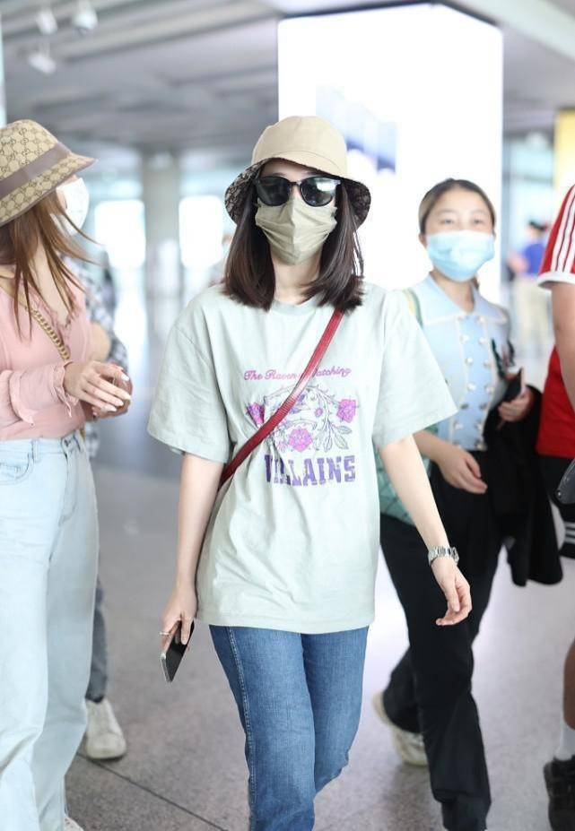 张雪迎 张雪迎:T恤的百搭风配牛仔裙或者短裤,显S型身材,时髦又减龄!