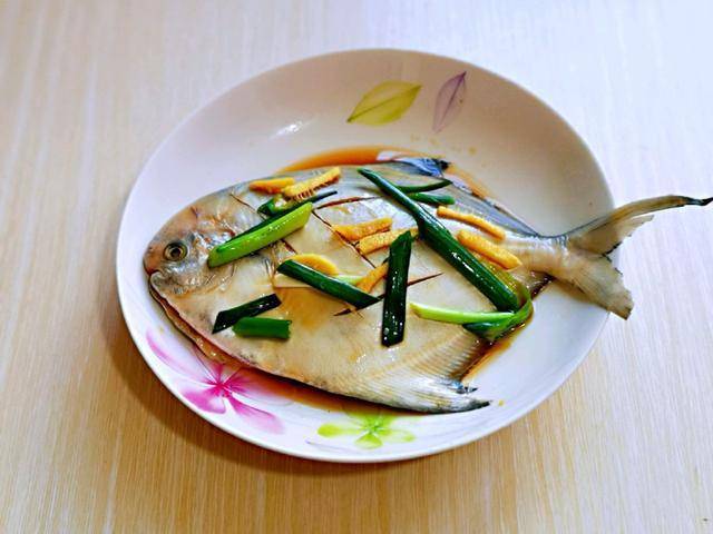 烤箱|营养美味的香烤金鲳鱼，肉质细腻，高蛋白鱼刺少，简单方便又健康