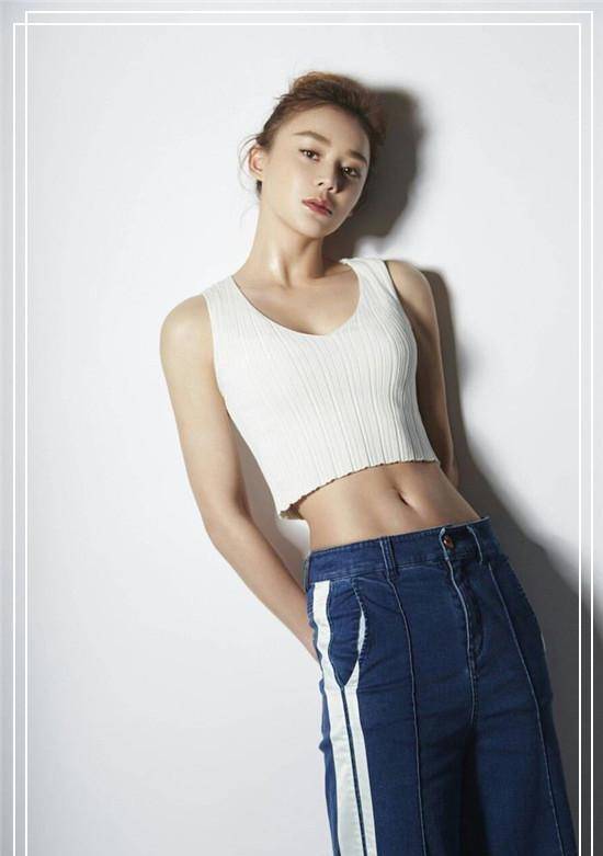 毛衣 袁姗姗再穿黄卫衣秀少女感!不过多加件白大衣,减龄效果就翻倍!