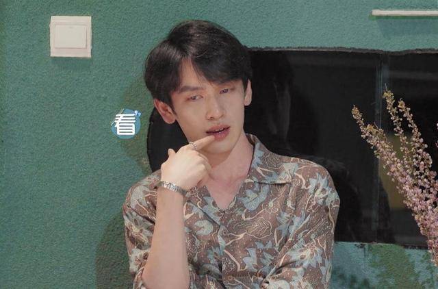 培养感情|心动的信号4：女4入住，男1男3争相表现，一个细节说明男2不为所动？