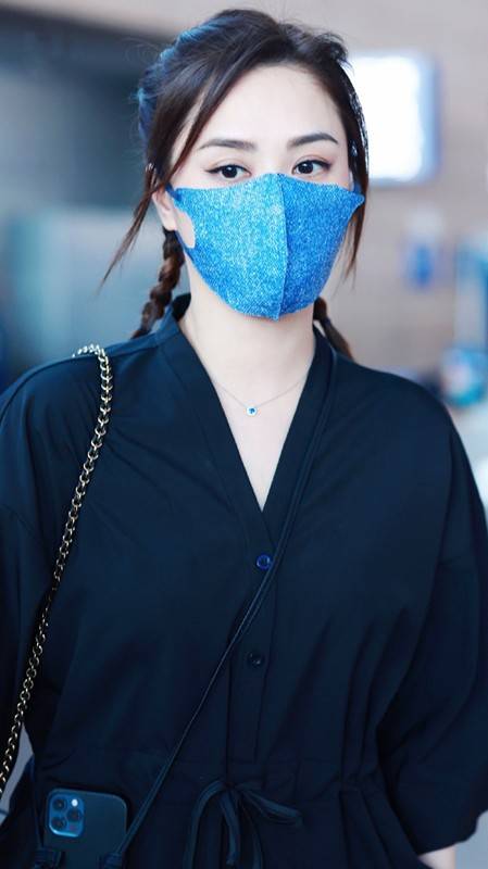 视觉 阿娇的40岁也太美好了,一身黑打扮虽很简单,气质高级比少女耐看