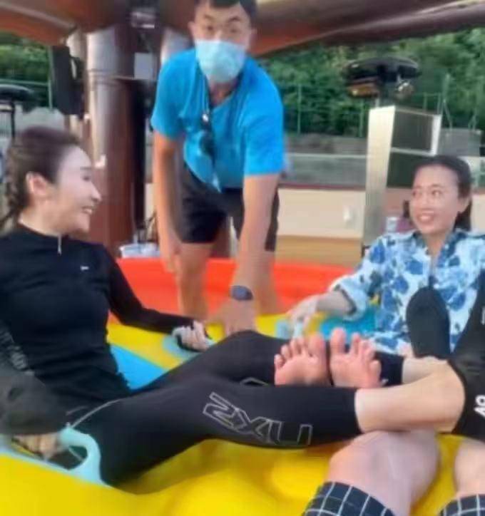 甘比 香港仨超级贵妇参加活动！徐子淇踩10cm松糕鞋太拼，黎姿碾压甘比