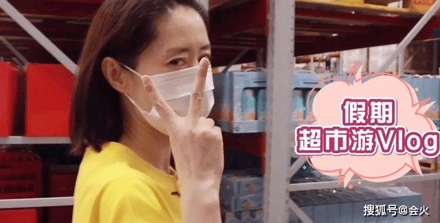 观众45岁刘敏涛深夜开工被拍，皮肤白皙腰肢纤细，与工作人员开心热聊