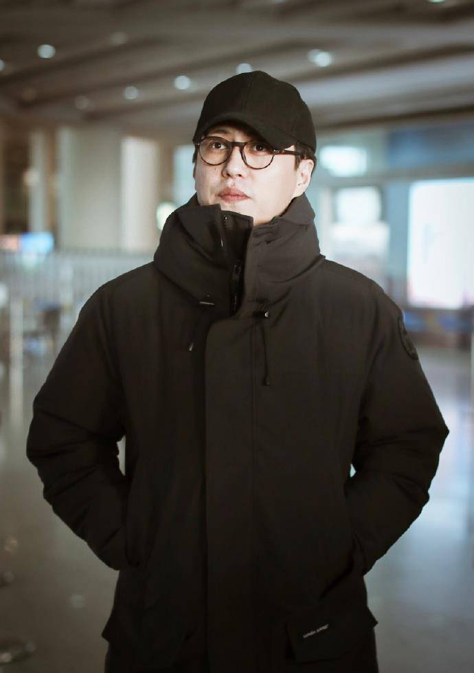 蓝色 老干部靳东认真过冬！棉服牛仔裤保暖有型，戴个眼镜更具高知气质