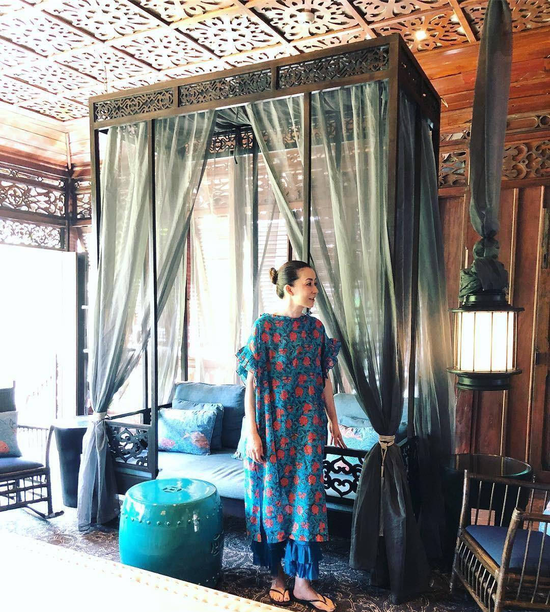 蓝色 女人过了60岁别穿得太花哨，这位日本大妈的搭配，简单时尚养眼