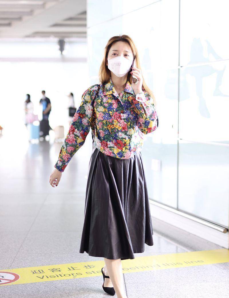 图案 金莎真的太大胆了，素颜出门还穿这么土，审美不太好