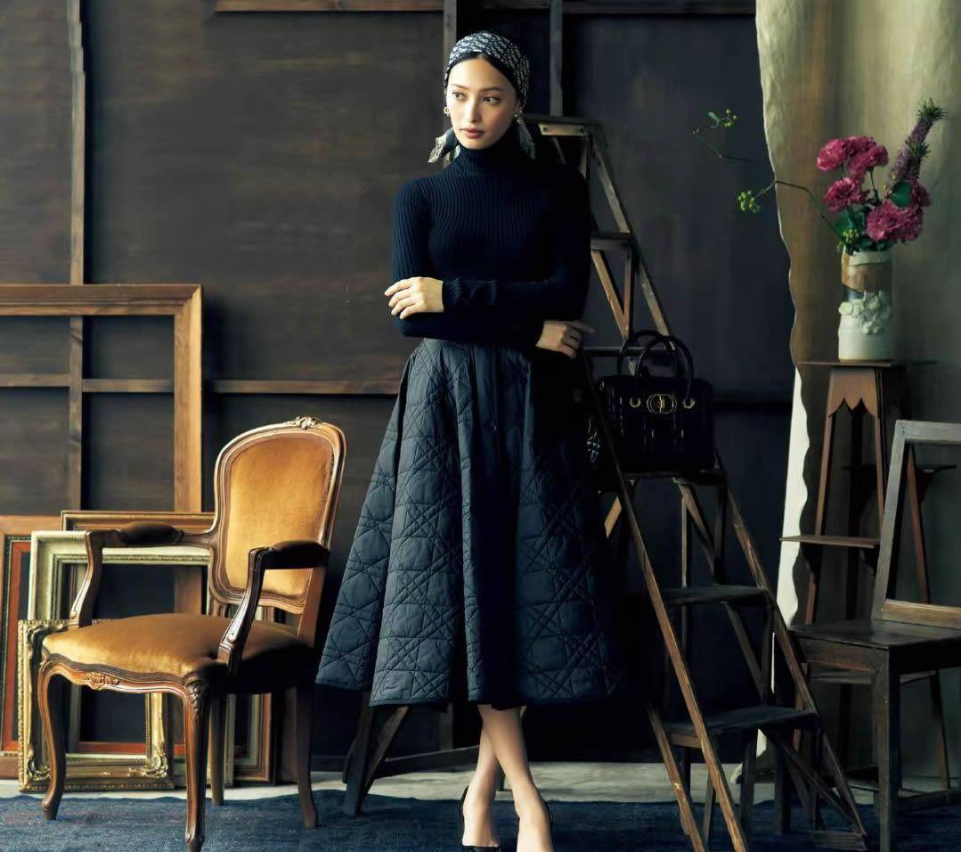 曲线 穿对黑色,我有一套!大女人风的“黑色穿搭”大赏,40+女人必学