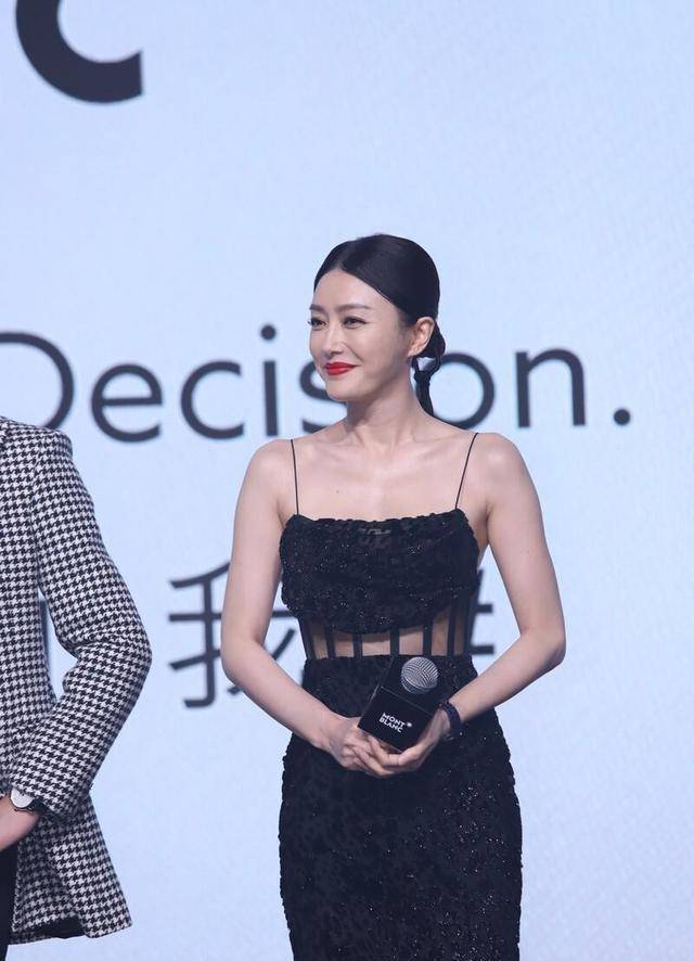 黑色 秦岚胆儿真大，穿吊带长裙仅靠两根细绳支撑，黑色豹纹尽显野性美