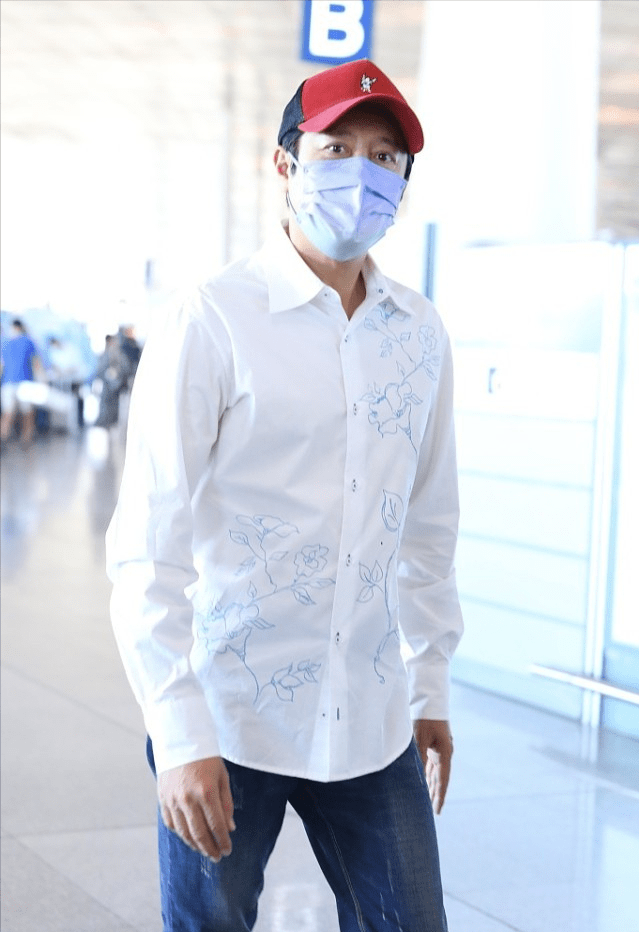 年轻人 蔡国庆年过半百还不服输，穿花衬衫比年轻人还潮，配色也是一绝
