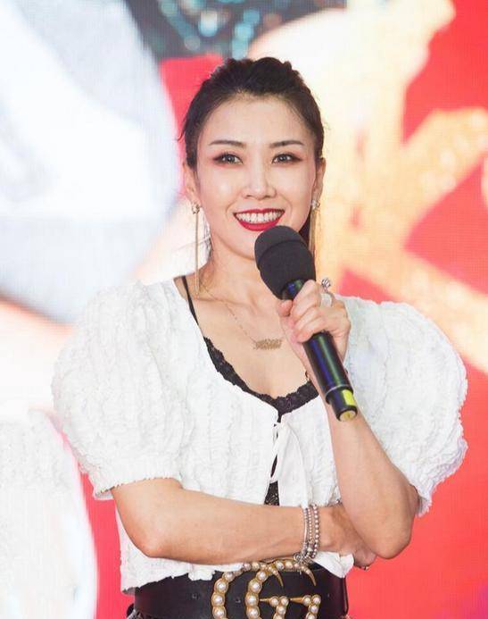 王蓉 王蓉的衣品真独特，穿泡泡袖配皮裙，上面少女，下面熟女