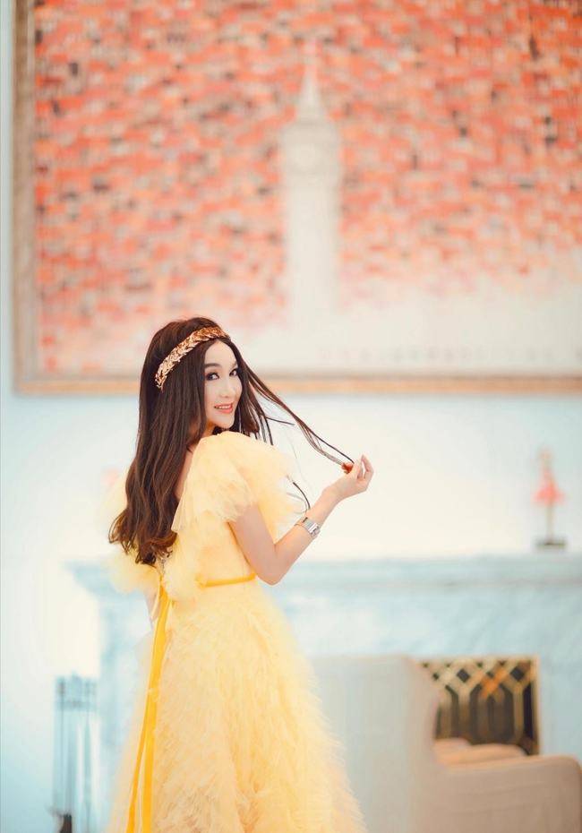 羽毛 赵雅芝、温碧霞、陈松伶、李若彤四世同框，同穿礼裙，各有风采