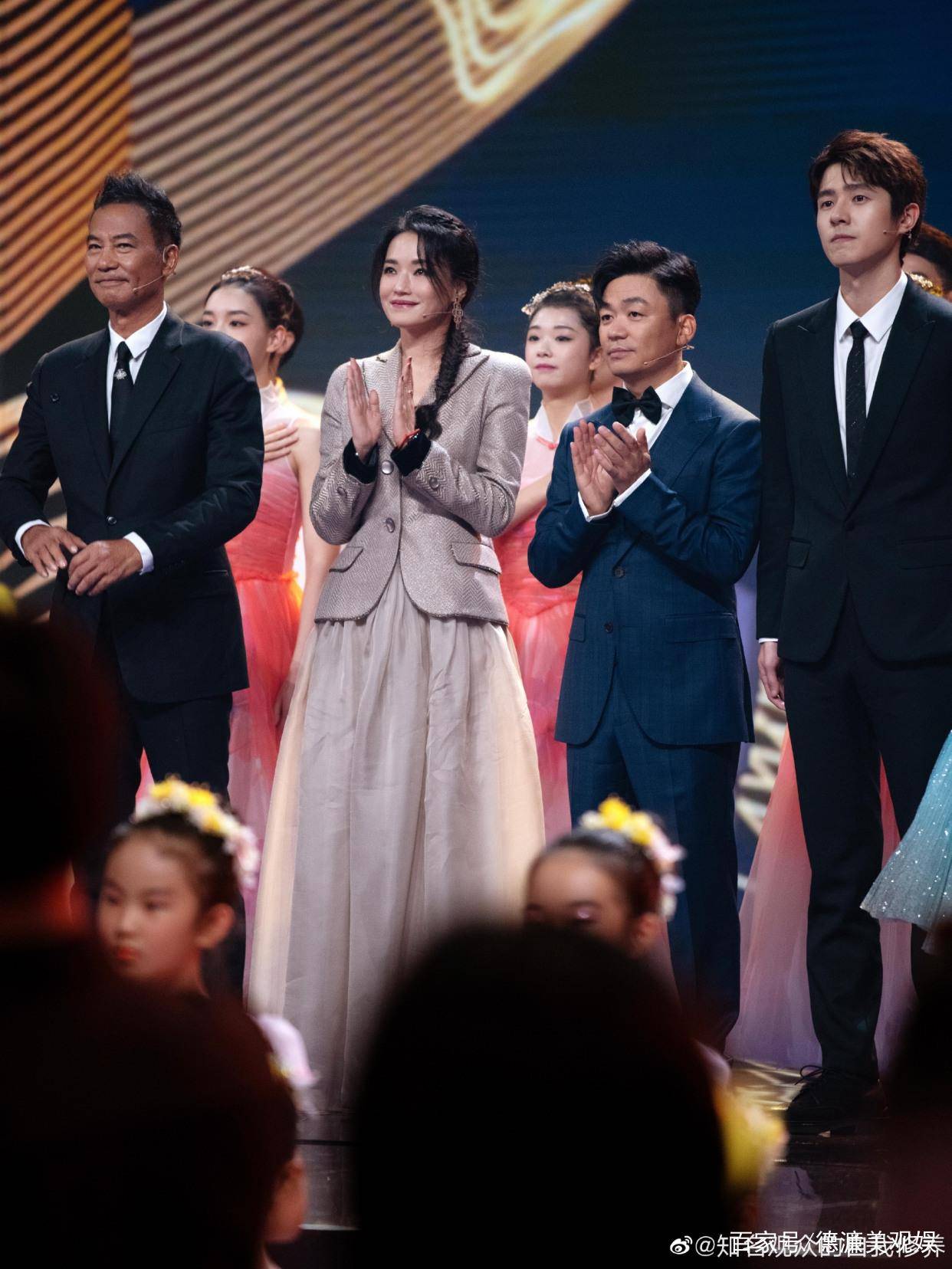 胡杏儿 大湾区中秋晚会：温碧霞露肩妩媚，赵丽颖又仙又欲，舒淇惊艳全场