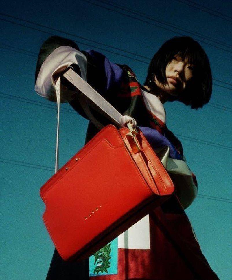 设计 意大利品牌跨界苗族设计，刘雯化身苗寨少女，国潮燃起来不得了