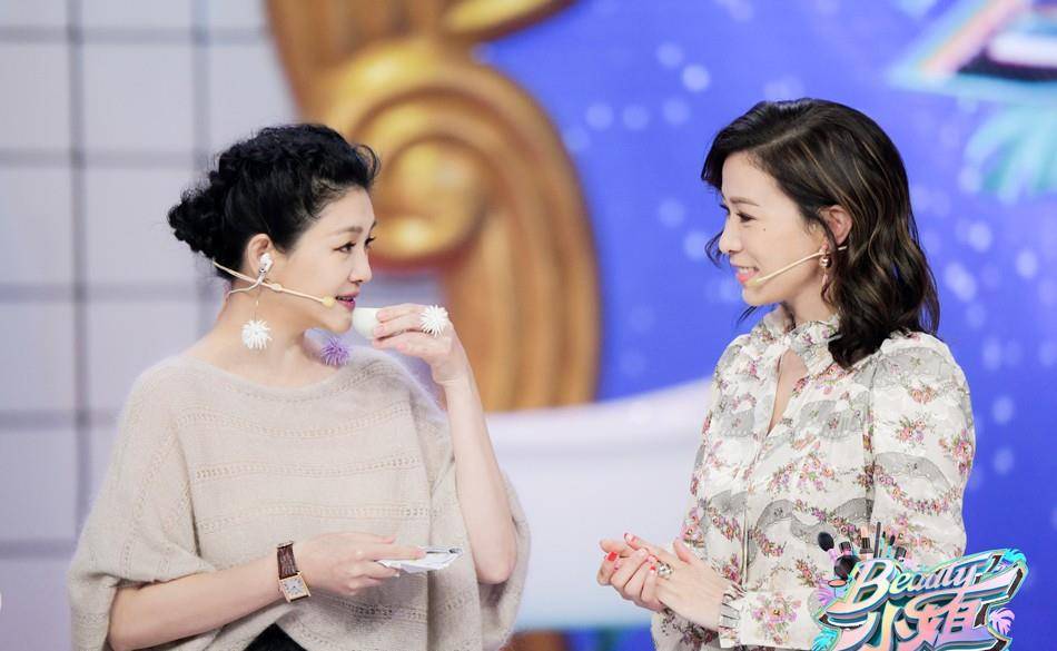 服装 女人生了孩子变化大,大S和佘诗曼坐一起,穿的休闲气质相差大
