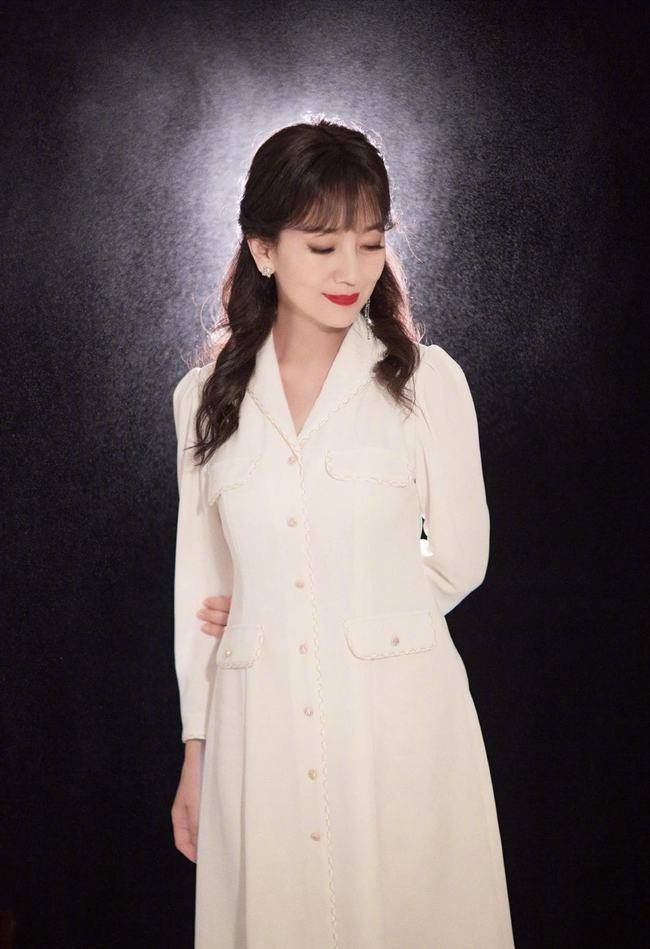 羽毛 赵雅芝、温碧霞、陈松伶、李若彤四世同框，同穿礼裙，各有风采