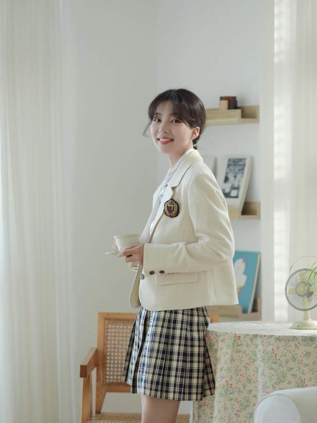 毛衣 小个子女生秋天怎么穿?咖啡色毛衣+深色牛仔裤,上身复古又时髦