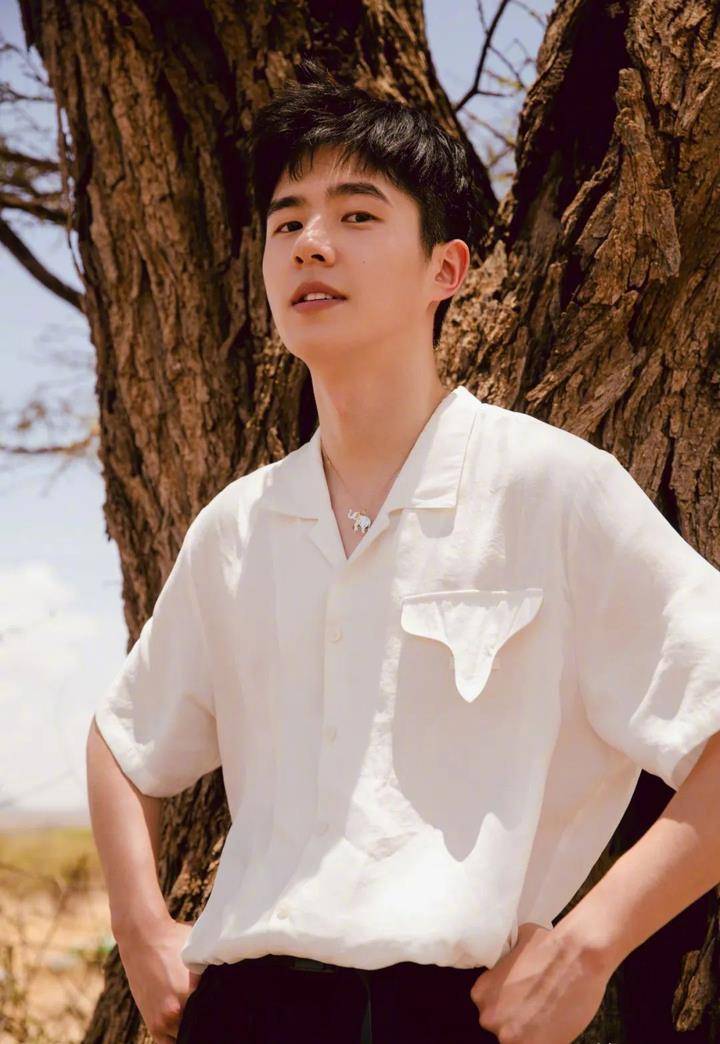 公众 穿短袖衬衫都是油腻大叔、乡村Tony？型男也穿，但款式跟你不一样