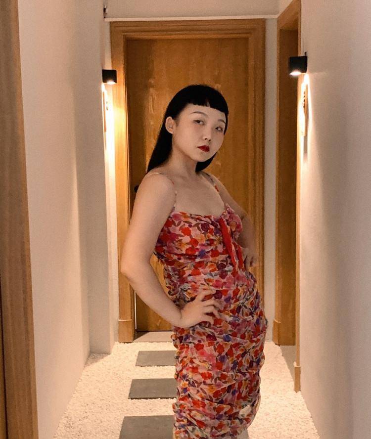 粉色 辣目洋子又“辣眼”了，模仿女团穿热裤真大胆，还真像个idol的样