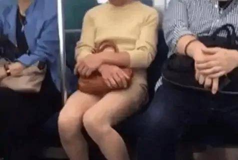地铁偶遇亮眼的美女，抬头一看竟然是一位大叔！有什么想不开的！