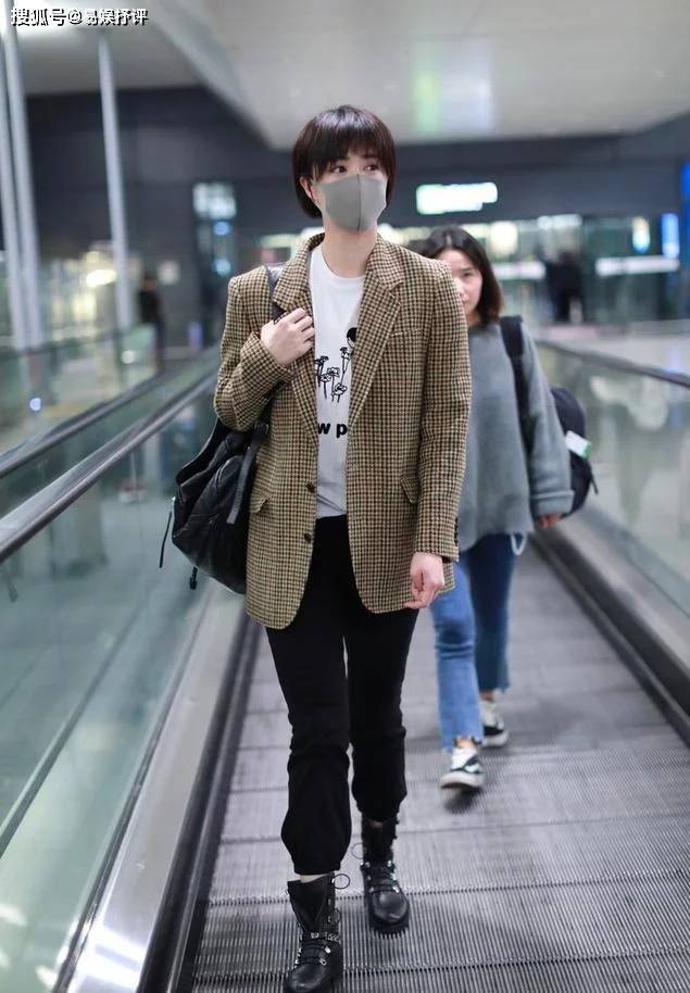 上半身 蒋欣造型显得清爽又潇洒，不系扣的穿搭还可以避免暴露身材！