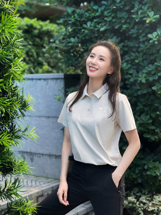 Polo 刘诗诗美貌不出圈都难！POLO衫＋风衣端庄大气，商业运动风随便转换