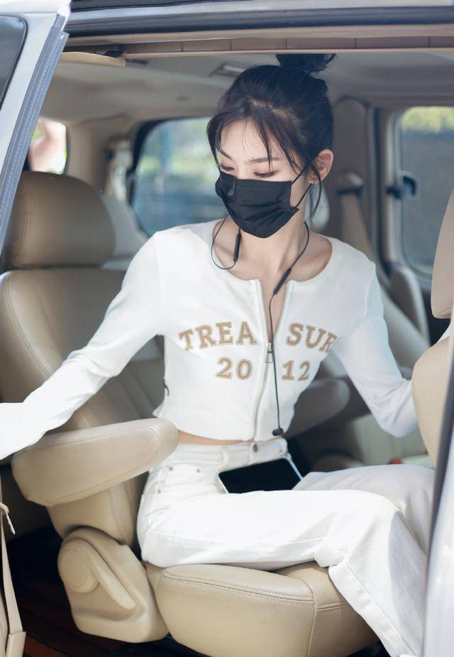 成功 曾可妮真懂打扮，穿露脐装大方秀蛮腰，却被手上的大水杯抢镜