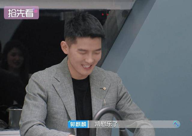 培养感情|心动的信号4：女4入住，男1男3争相表现，一个细节说明男2不为所动？