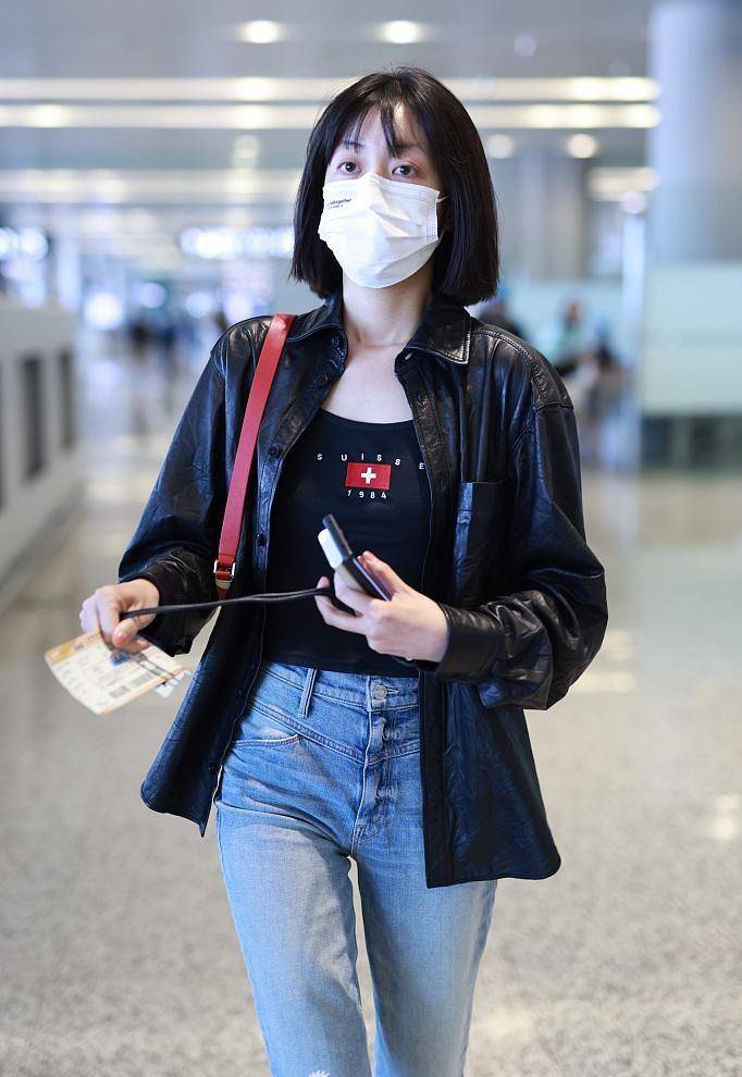 李溪芮穿紧身牛仔裤大秀美腿 齐肩短发随风飘逸自带气场