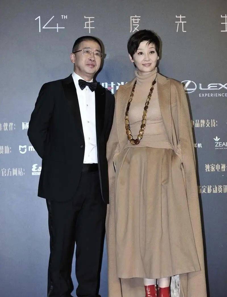 大婶 徐帆带养女走机场,穿棉麻衫配低档裤,穿出了大婶们想要的年轻感