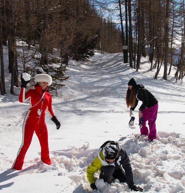 玲珑 C罗女友跟11岁迷你罗玩雪，穿红连体裤身姿玲珑，拿香奈儿包遮肚