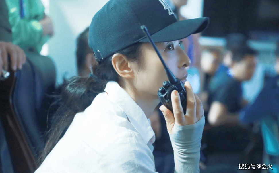 状态央视主持周涛罕化浓妆！穿红礼裙脚踩运动鞋，烈日下叉腰站立满头汗