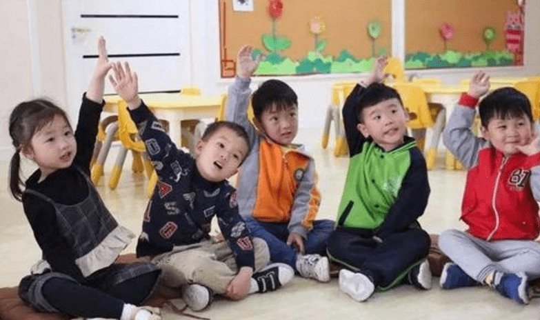 漂亮 这3种衣服别再给孩子买了，中看不中用，并不适合宝宝在幼儿园穿