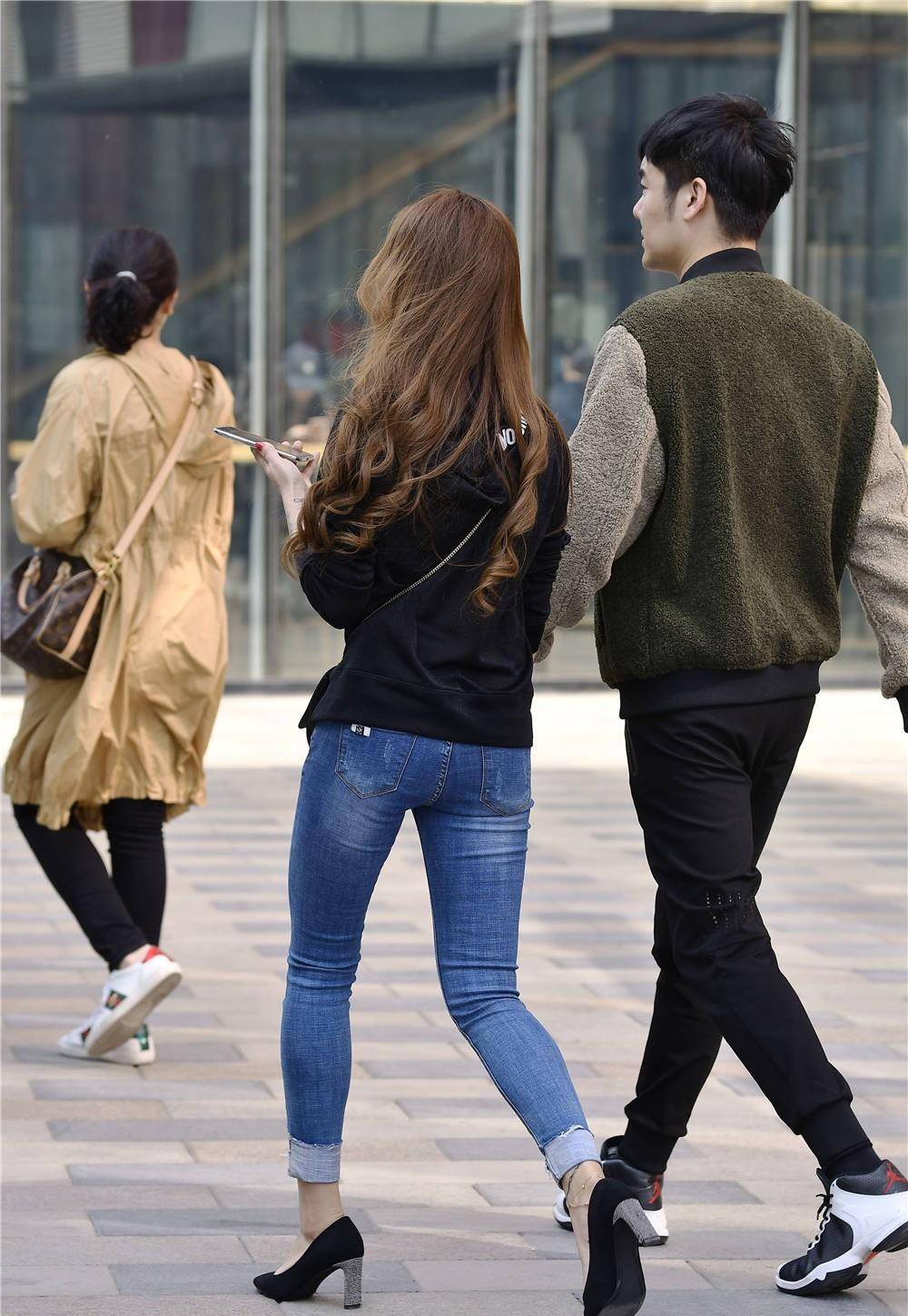 效果 紧身牛仔裤，搭配扁跟浅口单鞋，穿出成熟大气的美感