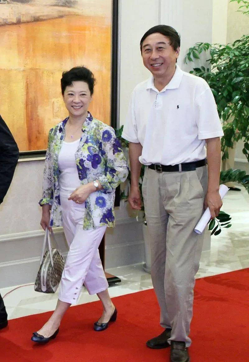 乡村挺乡村大妈的衣服，被王馥荔穿的像个贵妇一样，74岁还这么漂亮！