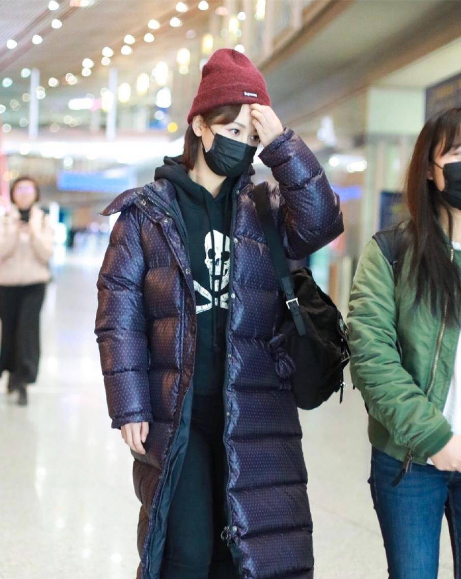 黑色 杨紫现身机场，再穿羽绒服配卫衣，要温度不要风度？