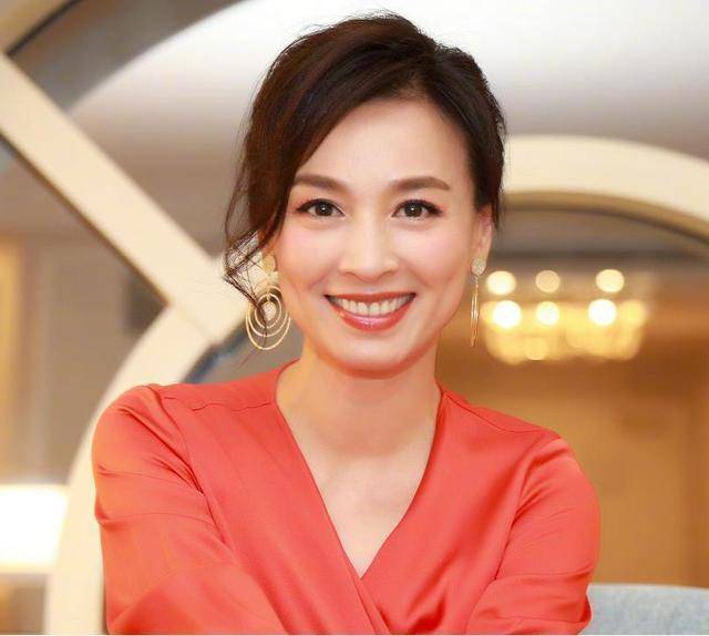 原创酒窝女神张庭19岁出道22岁红遍全国51岁被网友骂哭