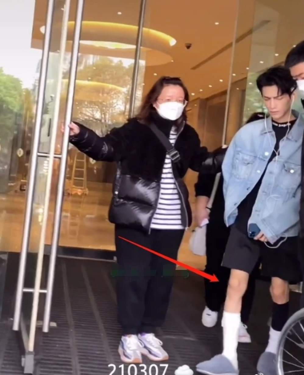 脖子男明星化“阳刚妆容”？“男版鞠婧祎”脸比脖子黑，肖战胡茬自拍