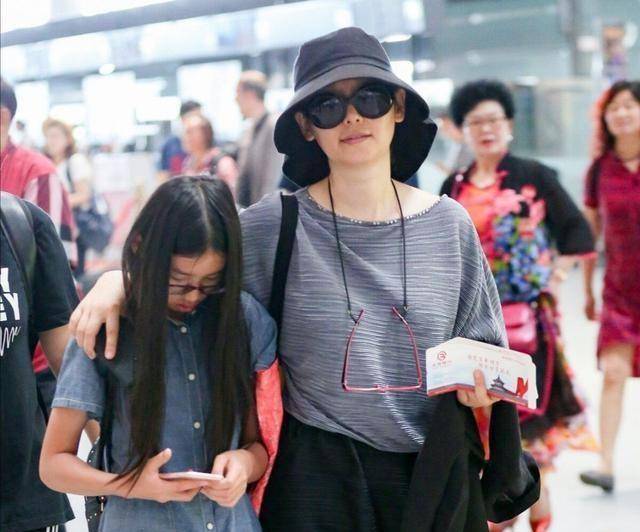 大婶 徐帆带养女走机场,穿棉麻衫配低档裤,穿出了大婶们想要的年轻感