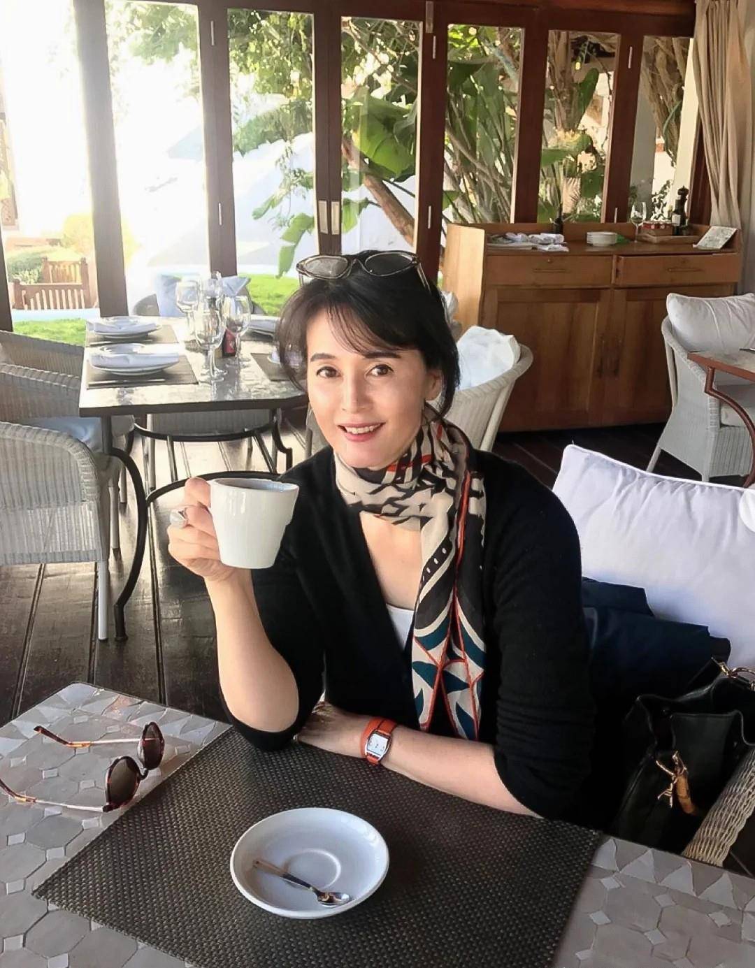 主妇 女人腿粗屁股大，尽量别总穿黑裤子！瞧日本主妇这样，时髦又好看